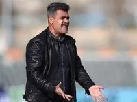سرمربی استقلال خوزستان به نشانه اعتراض به پنالتی تیمش را بیرون کشید ! 