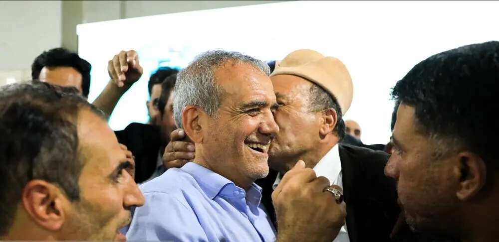 این عکس مسعود پزشکیان با یک کلاه متفاوت حسابی خبرساز شد / ژست جنجالی آقای کاندیدا