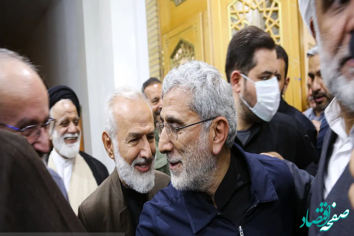 تصویر هایی متفاوت از سردار قاآنی درحال میزبانی از مهمانان مراسم مادر سیدحسن نصرالله