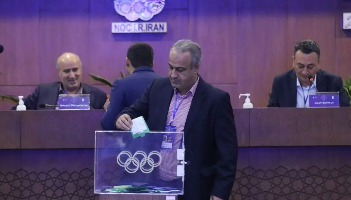 اتهام جنجالی عضو هیئت مدیره پرسپولیس به فدراسیون / سازمان لیگ مهندسی می کند که یک تیم 
صدرنشین شود !
