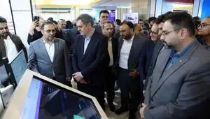 رئیس کل بیمه مرکزی از غرفه‌های نمایشگاه بازدید کرد