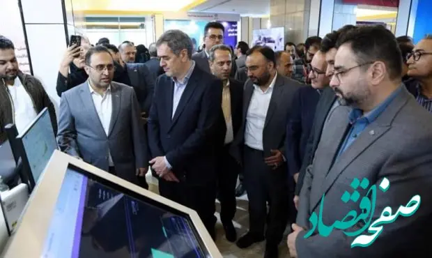 رئیس کل بیمه مرکزی از غرفه‌های نمایشگاه بازدید کرد