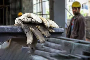 ثابت ماندن مزد، ظلم به کارگر است / ترمیم دستمزدآنها باید از مهرماه اجرا شود