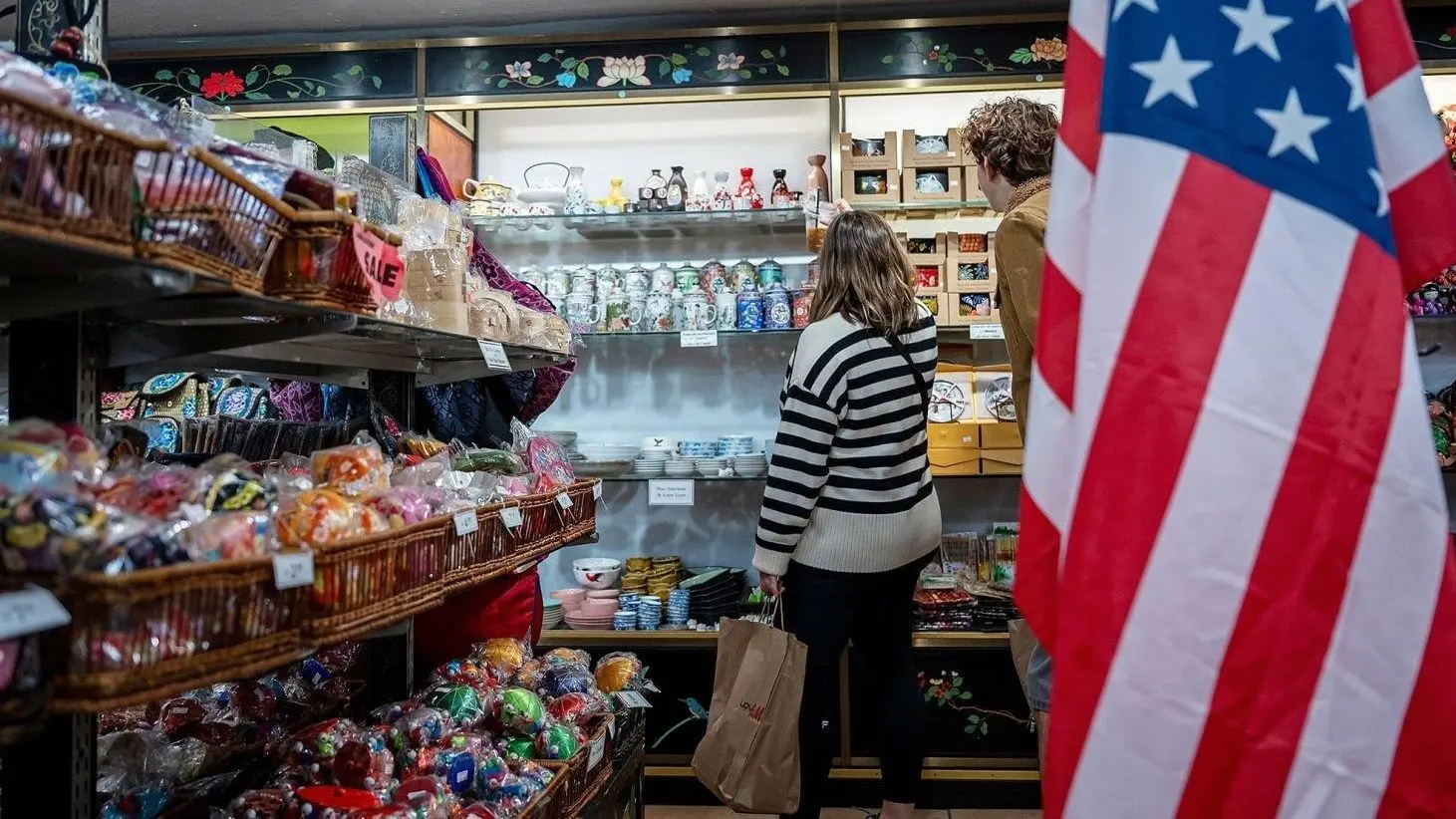 شاخص اعتماد مصرف کننده آمریکا چند درصد کاهش پیدا کرد؟ | آخرین وضعیت اقتصاد آمریکا