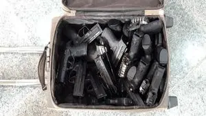 کشف ۱۵ قبضه کلت کمری از چمدان ۲ مسافر در فارس