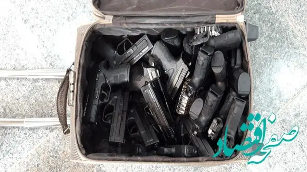 کشف ۱۵ قبضه کلت کمری از چمدان ۲ مسافر در فارس