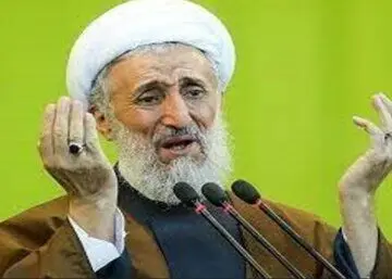 به کشف حجاب دختران و زنان / پدر و مادرشان جلوی اینها که خود را در معرض هوس‌بازان می‌گذارند، بگیرند
