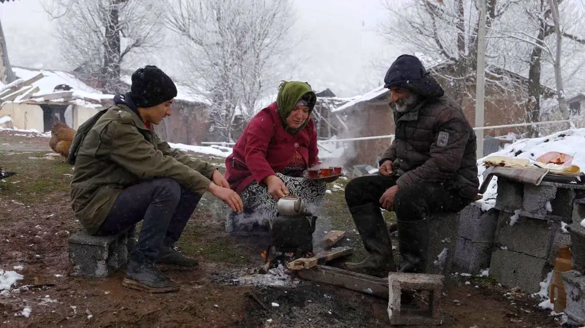 زمان پخش و تکرار سریال ماه بالای سر آبادی از شبکه ۲
