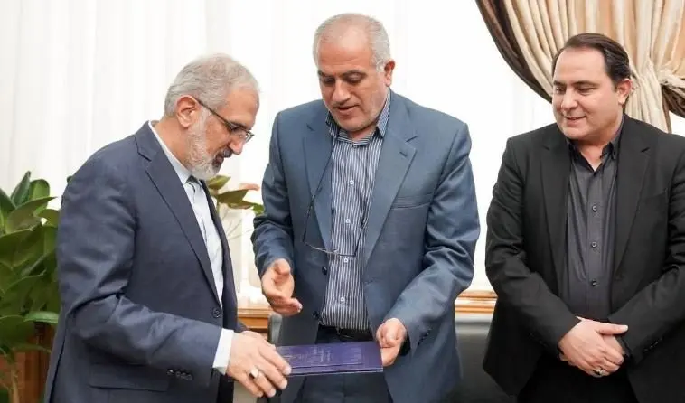 تقدیر رئیس بنیاد مسکن از بانک مسکن به‌ پاس نقش مؤثر در طرح نهضت ملی