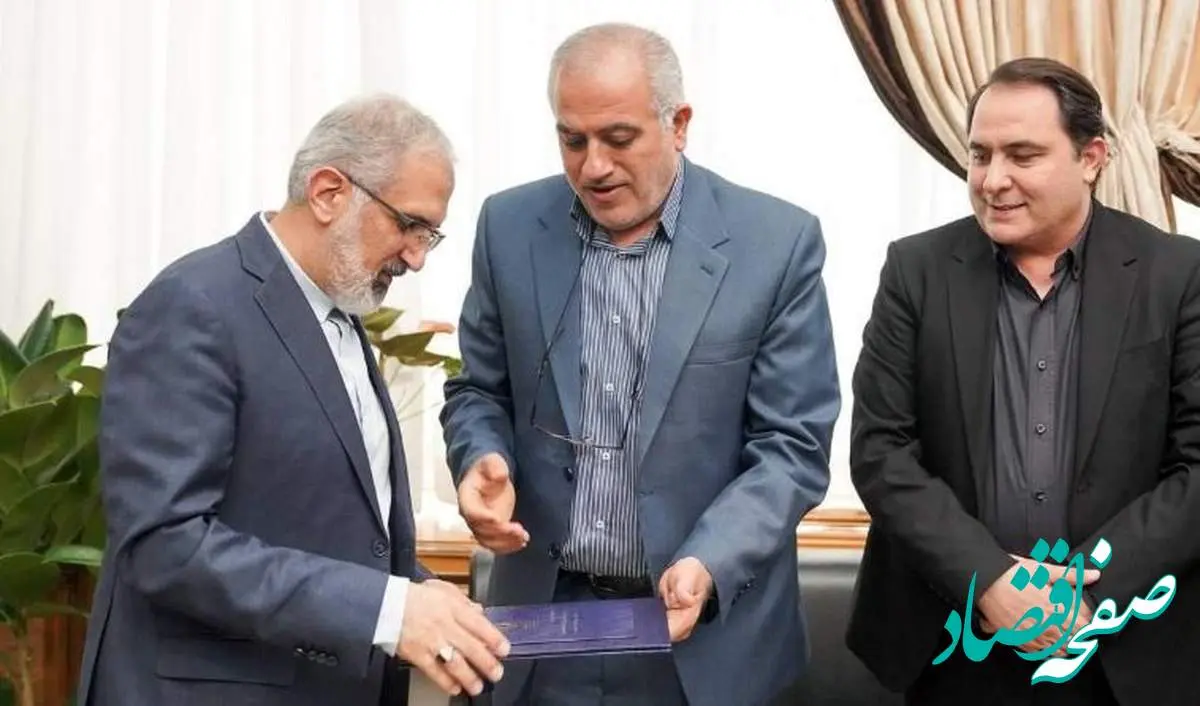 تقدیر رئیس بنیاد مسکن از بانک مسکن به پاس نقش مؤثر در طرح نهضت ملی