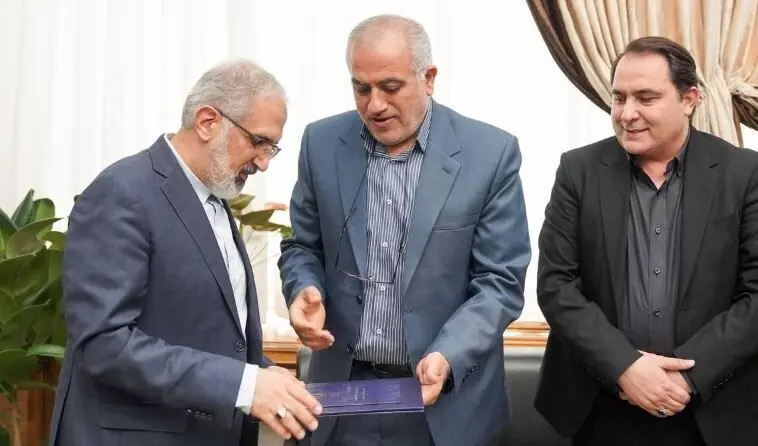 تقدیر رئیس بنیاد مسکن از بانک مسکن به‌ پاس نقش مؤثر در طرح نهضت ملی