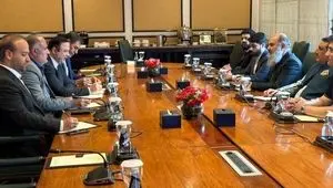 دیدار دبیر شورای‌عالی مناطق آزاد با وزیر تجارت پاکستان در جریان سفر رئیس‌جمهور به اسلام‌آباد