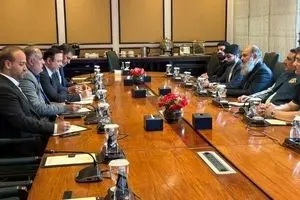 دیدار دبیر شورای‌عالی مناطق آزاد با وزیر تجارت پاکستان در جریان سفر رئیس‌جمهور به اسلام‌آباد