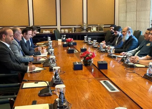 دیدار دبیر شورای‌عالی مناطق آزاد با وزیر تجارت پاکستان در جریان سفر رئیس‌جمهور به اسلام‌آباد