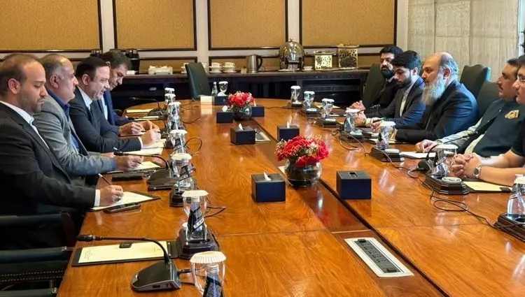 دیدار دبیر شورای‌عالی مناطق آزاد با وزیر تجارت پاکستان در جریان سفر رئیس‌جمهور به اسلام‌آباد