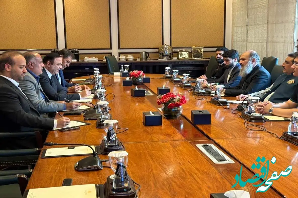 دیدار دبیر شورای‌عالی مناطق آزاد با وزیر تجارت پاکستان در جریان سفر رئیس‌جمهور به اسلام‌آباد