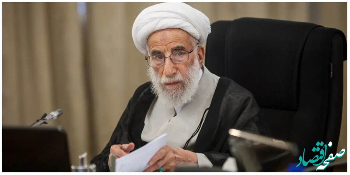 تصویری خاص از آیت الله جنتی در مراسم ترحیم همسرش  