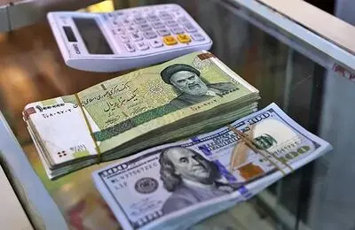 رفت‌ و برگشت دلار میان دو کانال قیمتی؛ بازار چشم‌انتظار اخبار سیاسی