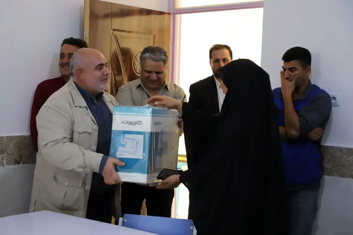 اهداء ۸ دستگاه چرخ خیاطی به دانشآموزان استثنایی اروندی