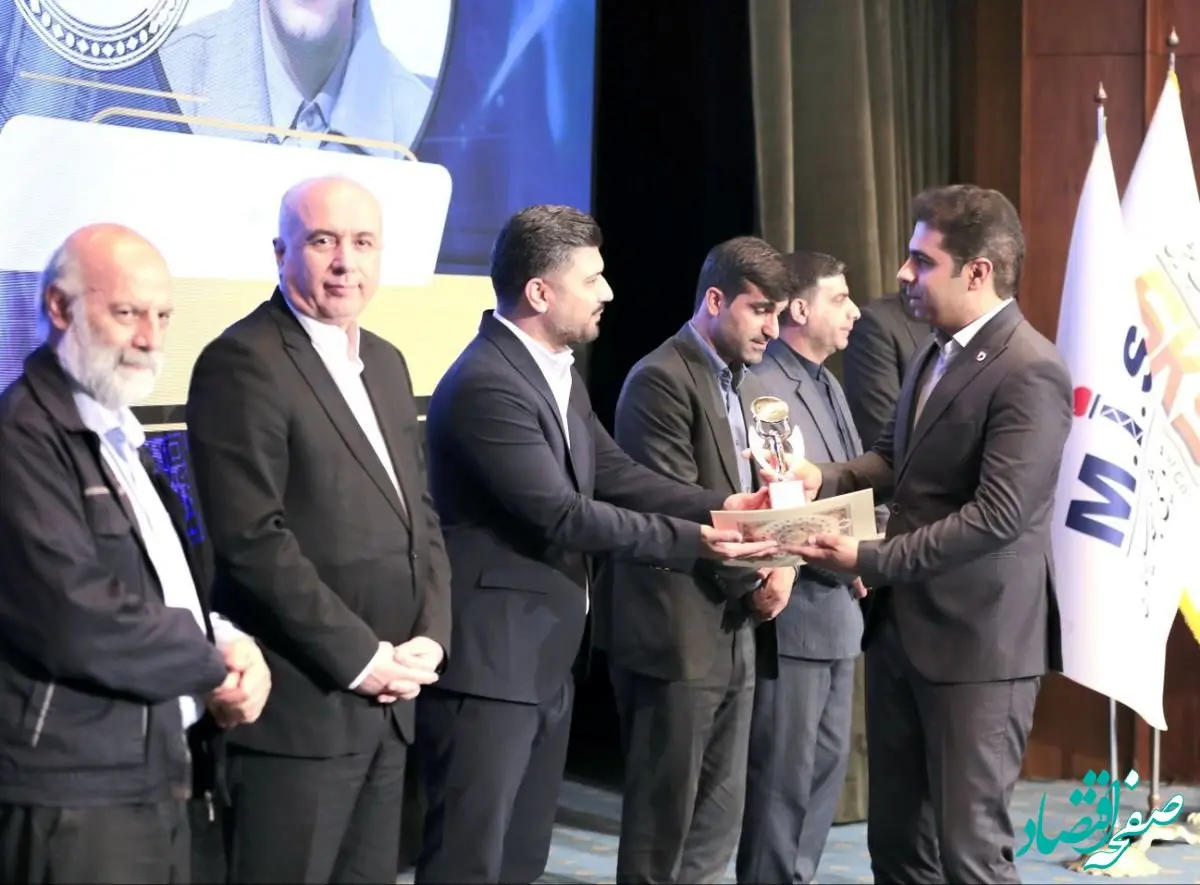 اعطای «تندیس زرین رضایتمندی مشتریان» به شرکت توسعه آهن و فولاد گل‌گهر