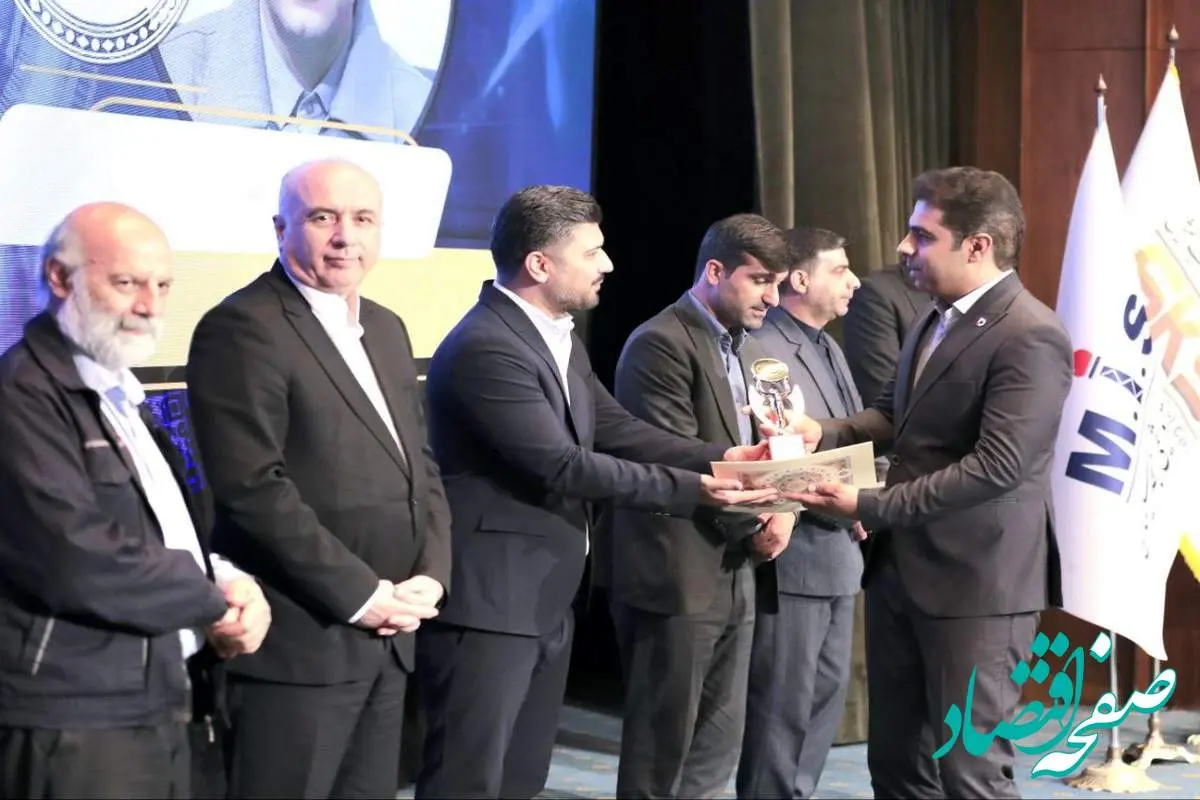 اعطای «تندیس زرین رضایتمندی مشتریان» به شرکت توسعه آهن و فولاد گلگهر