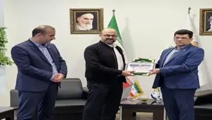 تحویل چک هزار میلیارد ریالی خسارت آتش‌سوزی به منطقه آزاد انزلی