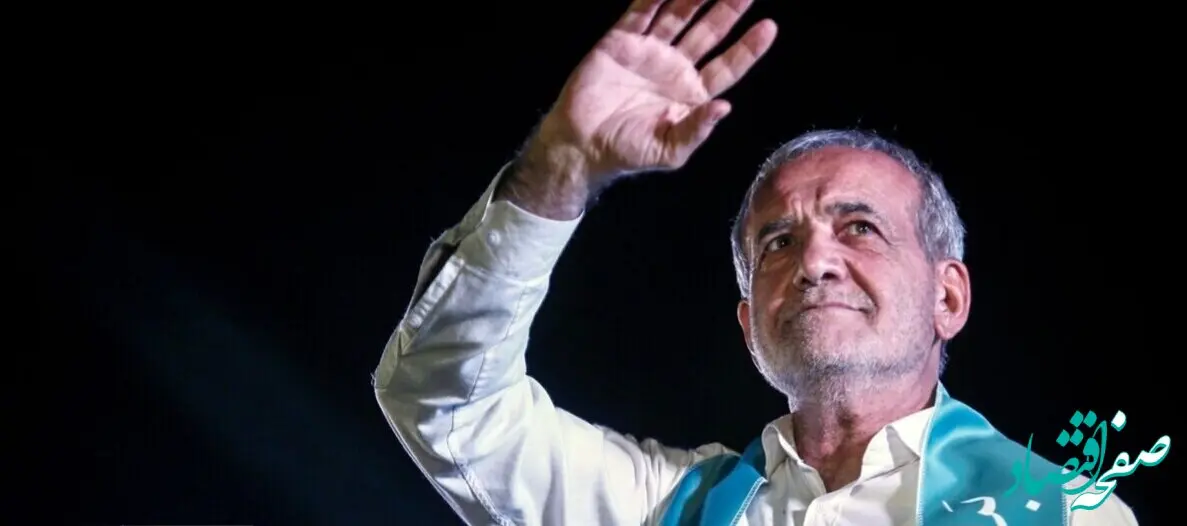 تصویر زیرخاکی از کودکی مسعود پزشکیان در کنار پدر و مادرش