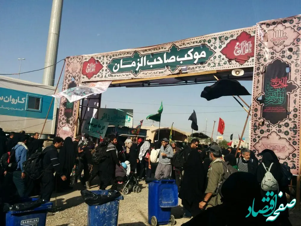 یک عکس جالب از رهبر انقلاب بر سینه ۲ نیروی نظامی خارجی 