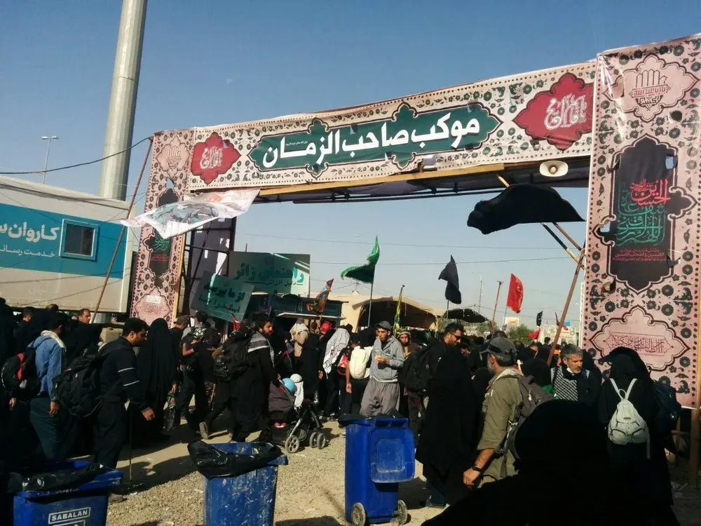 یک عکس جالب از رهبر انقلاب بر سینه ۲ نیروی نظامی خارجی