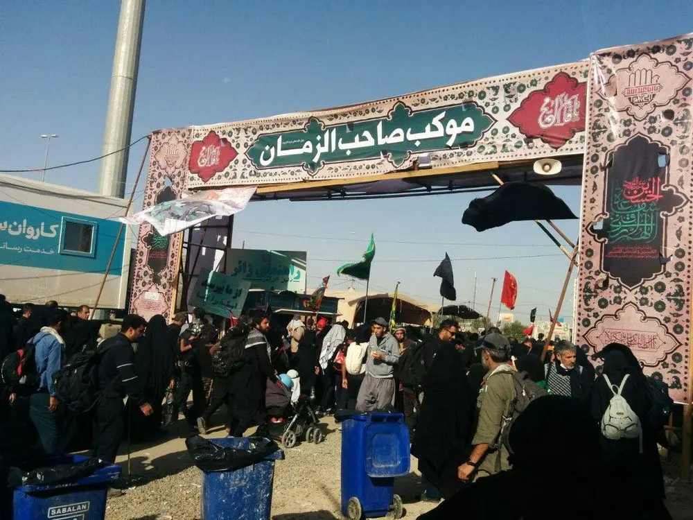 یک عکس جالب از رهبر انقلاب بر سینه ۲ نیروی نظامی خارجی 
