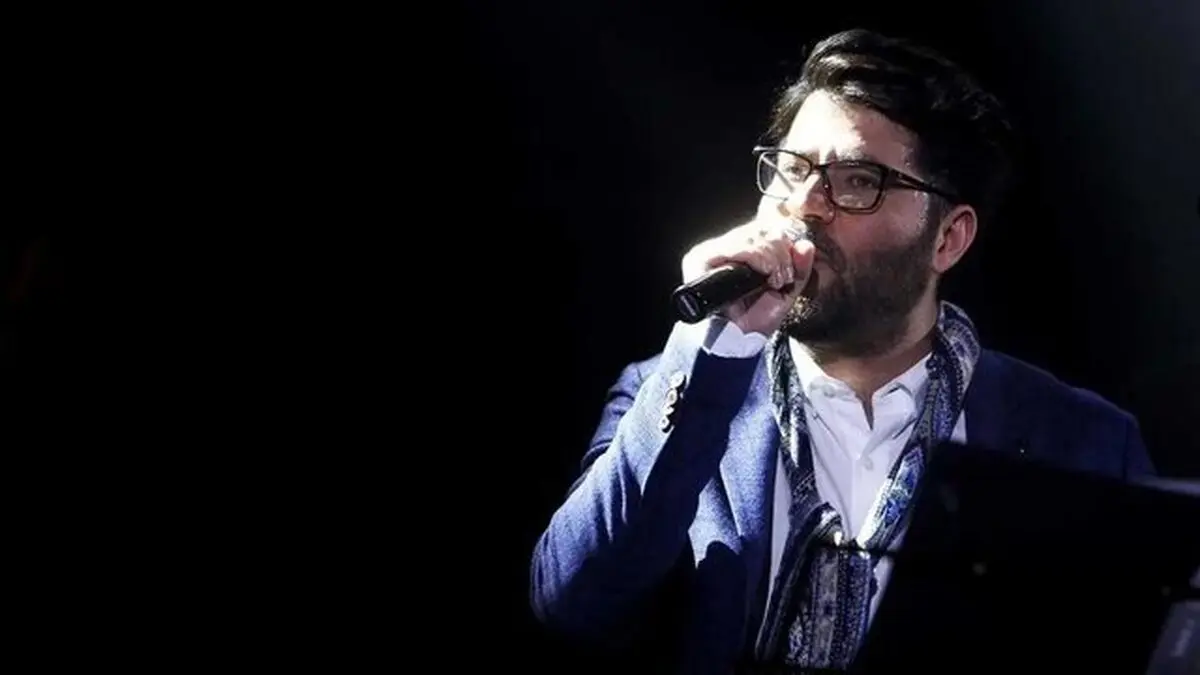 حامد همایون در کنار سخنگوی دولت؛ اجرای پرشور خواننده محبوب در ویژه‌برنامه عاشورایی خیمه هنر