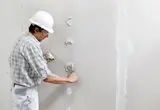 بهترین چسب ضد رطوبت دیوار گچی + (مراحل نم گیری و استفاده از چسب ضدرطوبت)