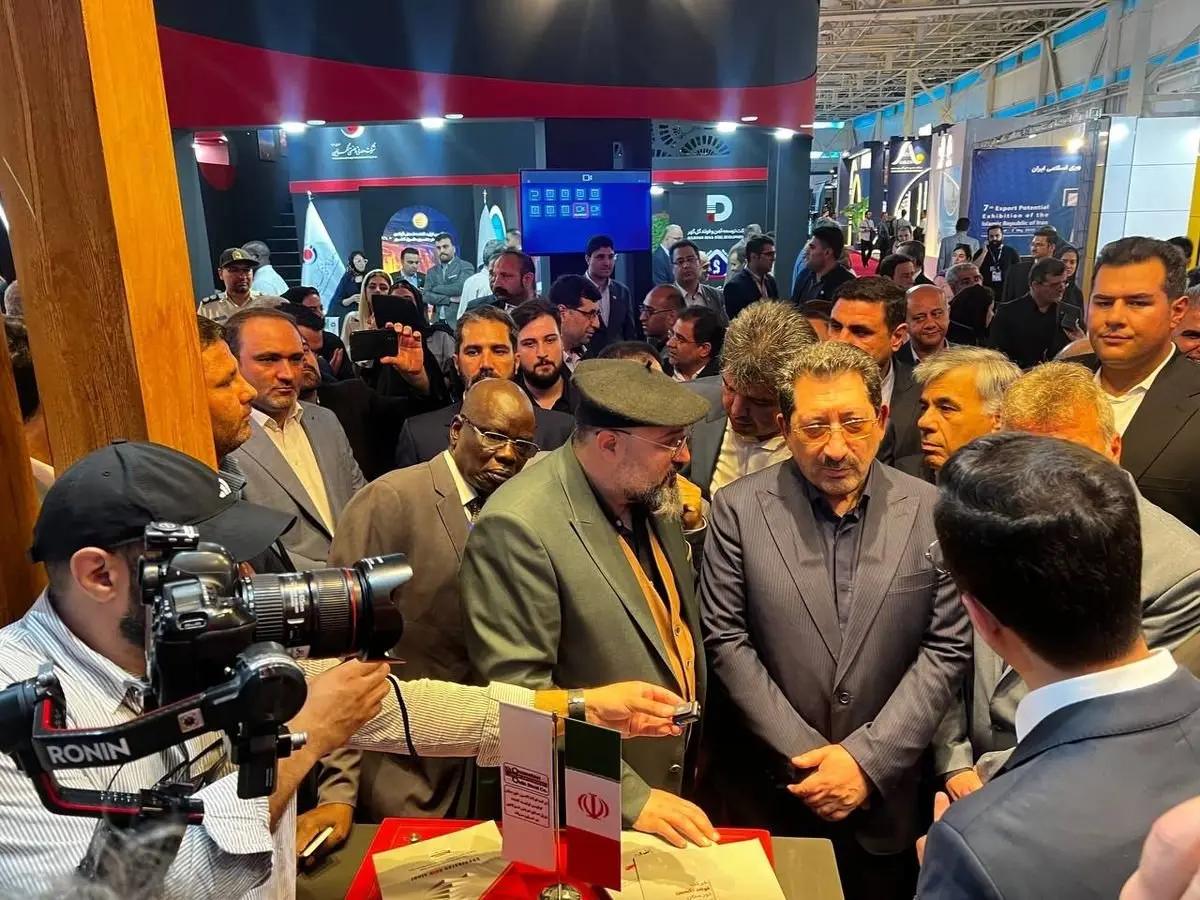 وزیر صمت در غرفه فولاد اکسین خوزستان/گفت‌وگوی اتابک با مدیران فولاد اکسین در ایران اکسپو ۲۰۲۵