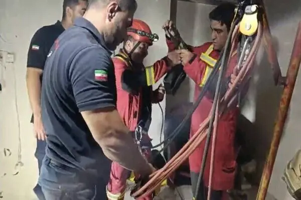 نجات معجزه‌آسای کارگر جوان از چاه ۱۵ متری در تهران