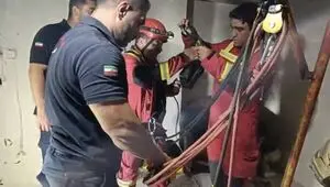 نجات معجزه‌آسای کارگر جوان از چاه ۱۵ متری در تهران