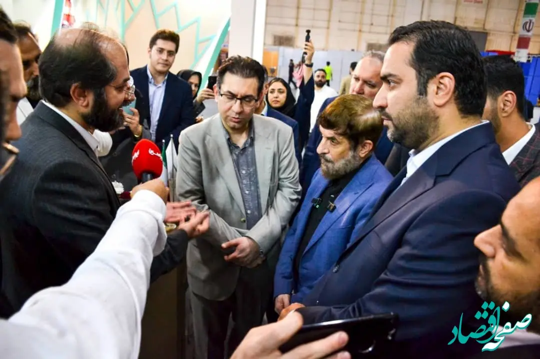 بازدید عضو مجمع تشخیص مصلحت نظام از غرفه گروه صنایع پتروشیمی خلیج‌فارس