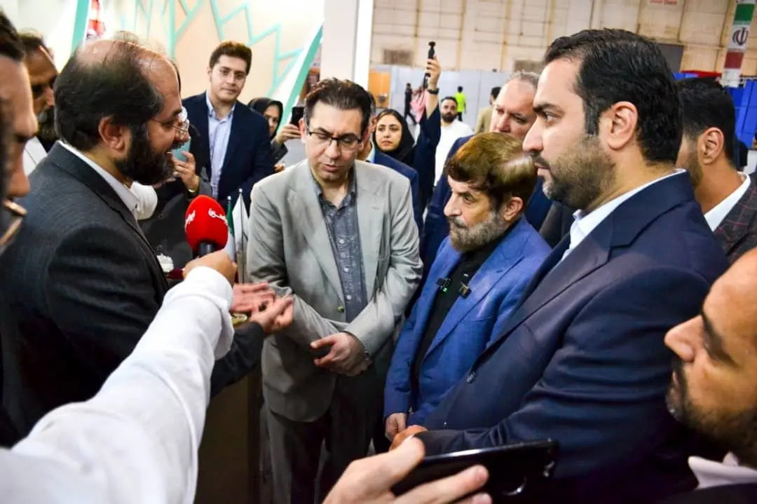 بازدید عضو مجمع تشخیص مصلحت نظام از غرفه گروه صنایع پتروشیمی خلیجفارس