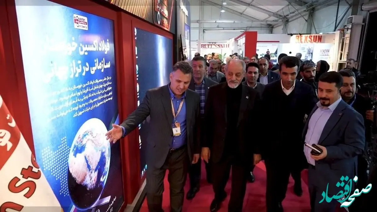 بازدید دکتر سبحانی رییس هیات مدیره انجمن تولیدکنندگان فولاد ایران از غرفه شرکت فولاد اکسین خوزستان