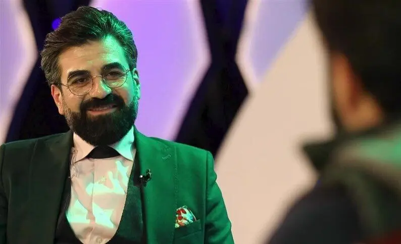 عکس پدر پسری مجری برنامه محفل در آغوش یکدیگر