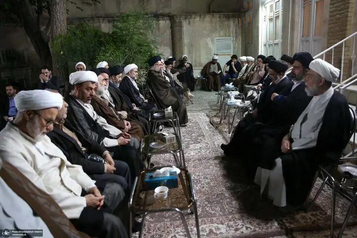 عکس | تصاویری متفاوت از نوه و نتیجه امام خمینی در مراسم عزاداری فوت عروس ارشد امام (ره)