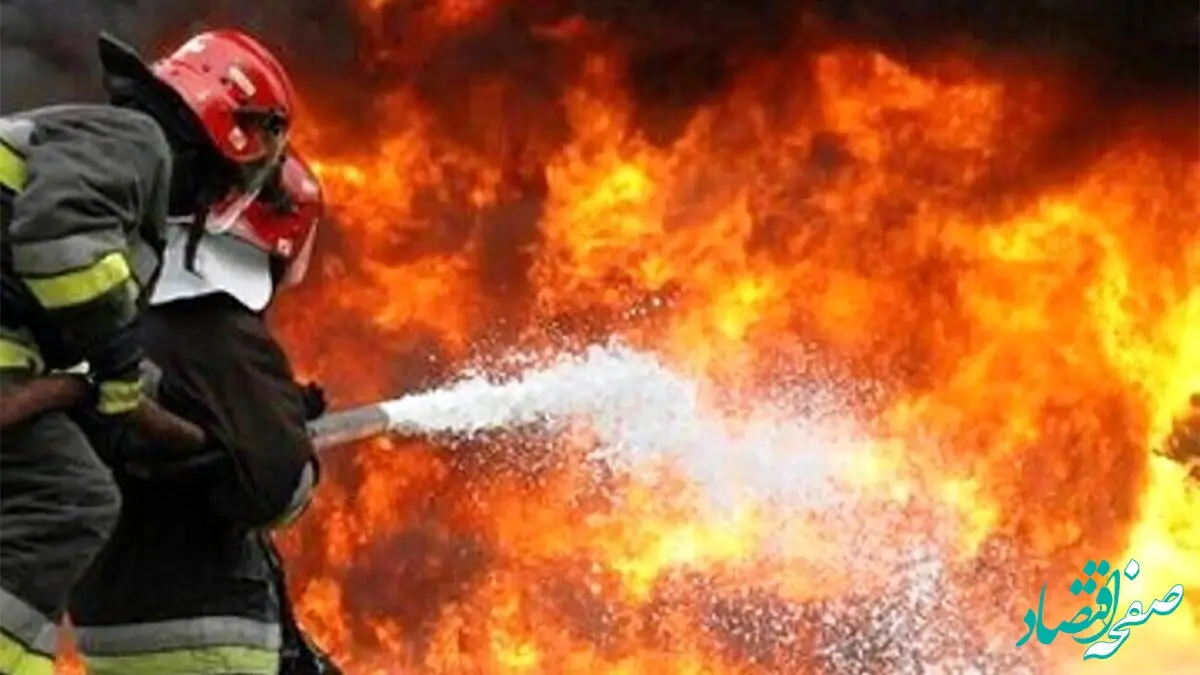 آخرین خبر از وضعیت آتش سوزی مهیب در پاساژ سنندج/ ۲۰ مغازه در آتش سوختد