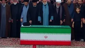 ویدئو اقامه نماز بر پیکر رهبر شهید در حرم مطهر امام رضا(ع)