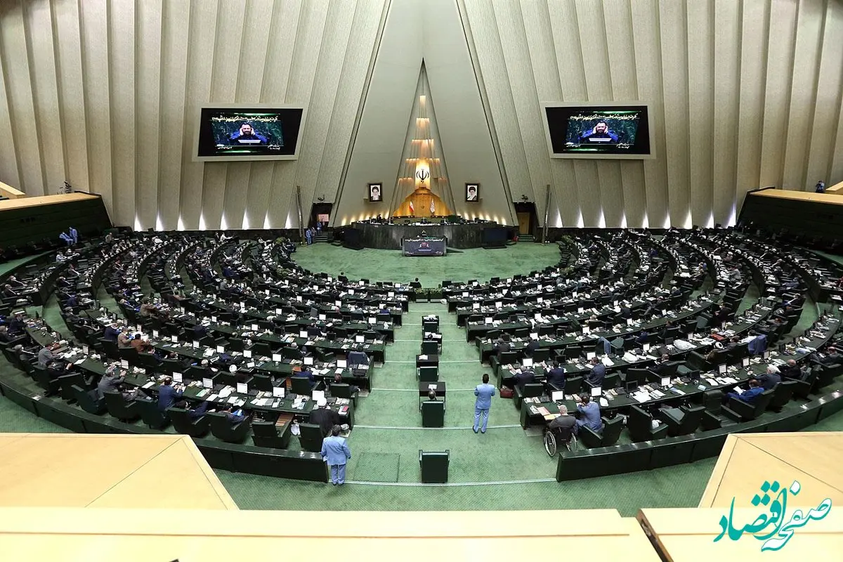 عکس / میز کار نمایندگان مجلس سوژه شد 
