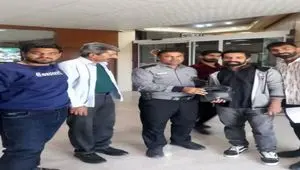مأمور وظیفه شناس انتظامات منطقه ویژه اقتصادی سرخس، کیف حاوی دلار را به صاحبش بازگرداند