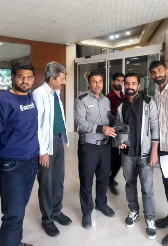 مأمور وظیفه شناس انتظامات منطقه ویژه اقتصادی سرخس، کیف حاوی دلار را به صاحبش بازگرداند