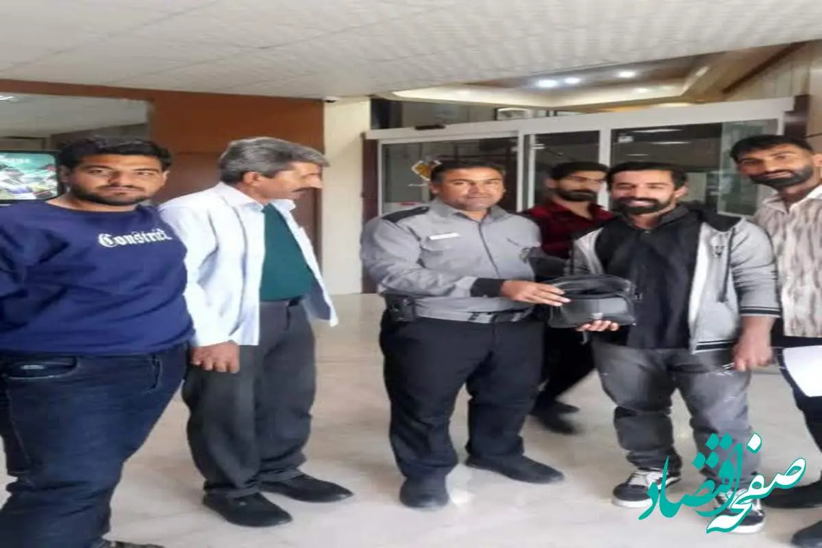 مأمور وظیفه شناس انتظامات منطقه ویژه اقتصادی سرخس، کیف حاوی دلار را به صاحبش بازگرداند