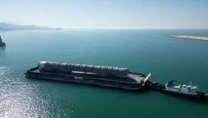 پهلوگیری شناور حامل بزرگ‌ترین تجهیزات یک مجتمع پتروشیمی در بندر منطقه ویژه پارسیان