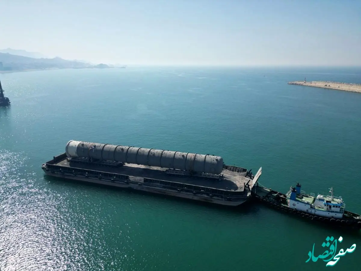 پهلوگیری شناور حامل بزرگ‌ترین تجهیزات یک مجتمع پتروشیمی در بندر منطقه ویژه پارسیان