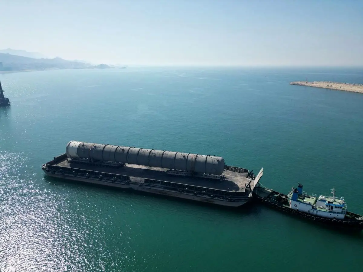 پهلوگیری شناور حامل بزرگ‌ترین تجهیزات یک مجتمع پتروشیمی در بندر منطقه ویژه پارسیان