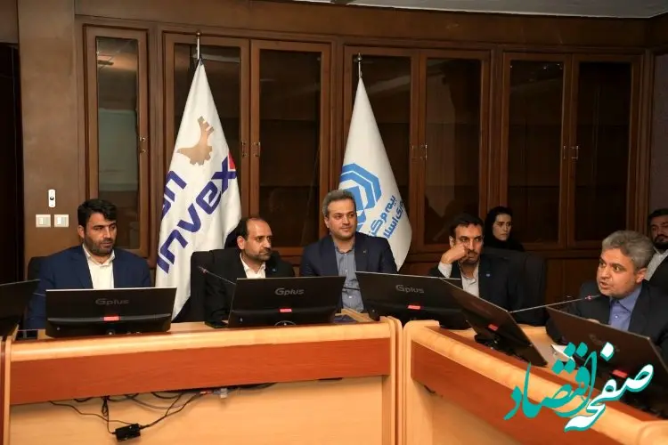  رئیس کل بیمه مرکزی از غرفه بیمه سرمد در نمایشگاه کیش اینوکس ۲۰۲۳ بازدید کرد